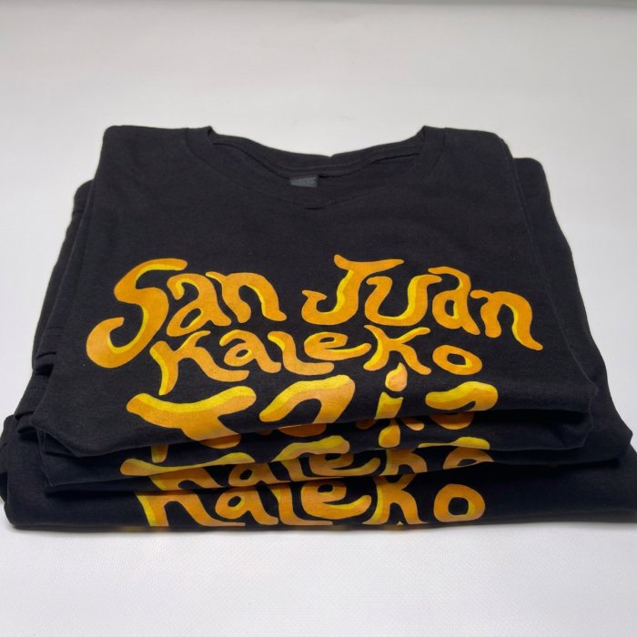 Camisetas dobladas, texto dorado - Impresión directa DTG