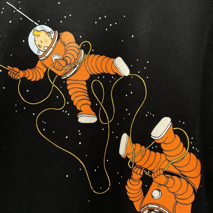 Camiseta negra, astronauta flotando - Impresión directa DTG